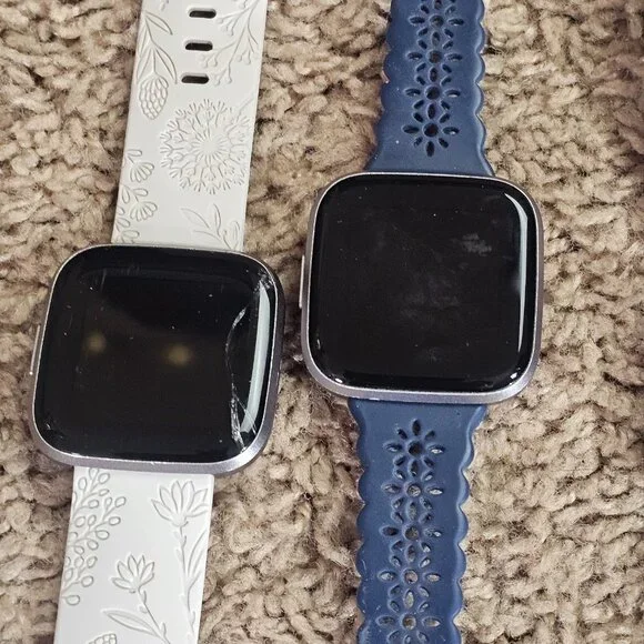 READ Lot of 5 Fitbit Watches & Samsung Watch + 29 Bands and Chargers Untested - Picture 5 of 12